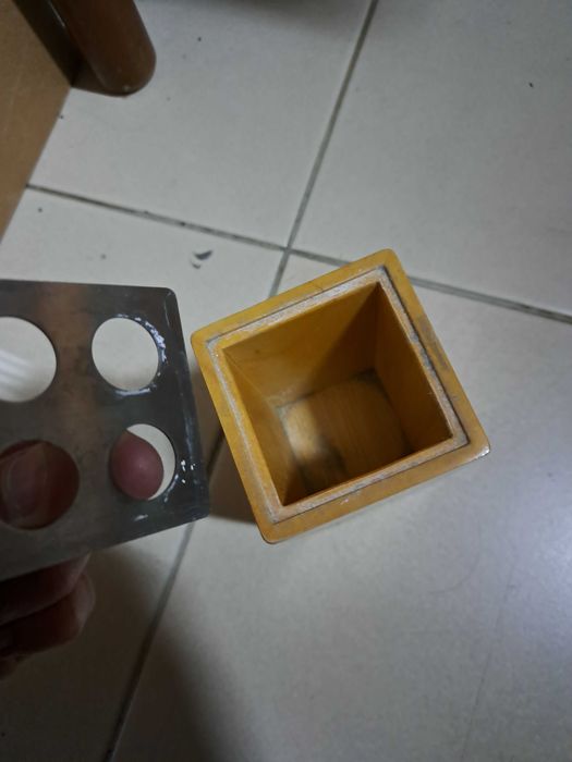 Copo para escovas de dentes em bom estado