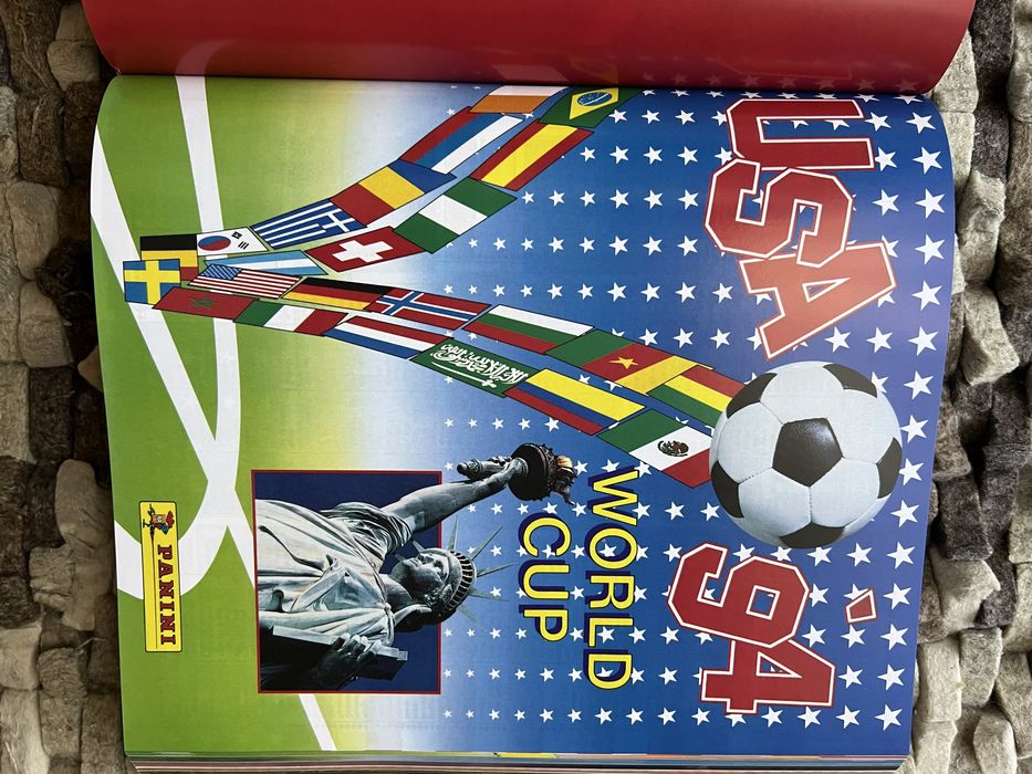 Livro com todas as cadernetas dos Mundiais de Futebol desde 1970 a 2026