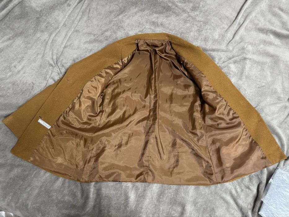 Віддаю безкоштовно 2 теплі піджаки для дівчини 40-42 розміру