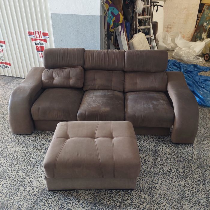 Sofá com os três lugares faz chslogue