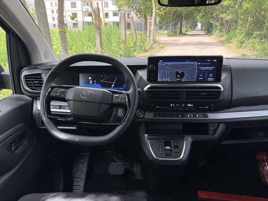 Wynajem busa osobiwego wypożyczalnia proace zafira trafic