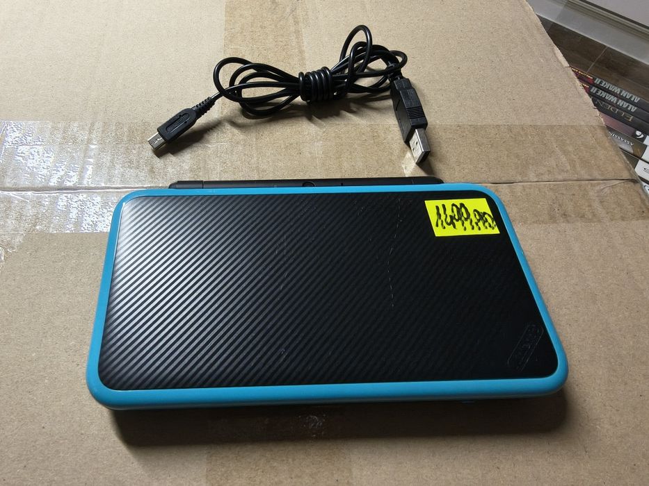 Konsola New Nintendo 2ds XL czarno-niebieska.