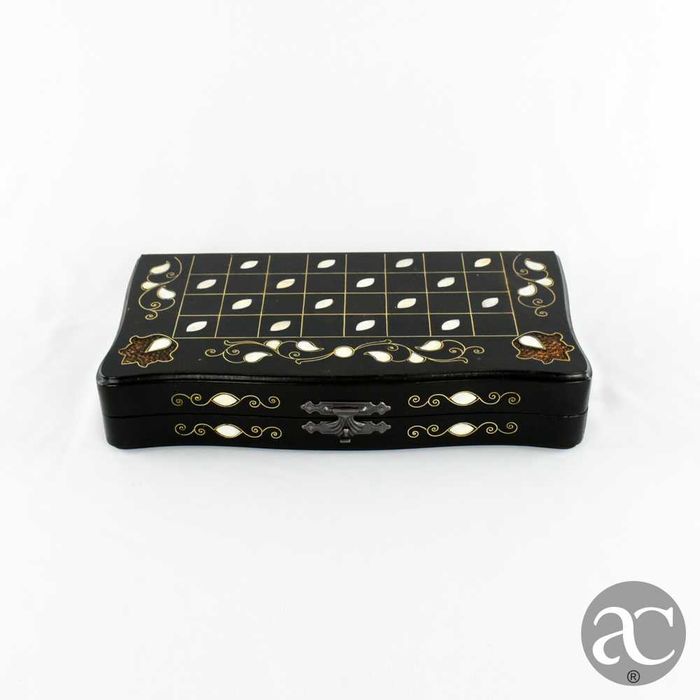 Caixa de jogo, em madeira exótica com embutidos de madrepérola