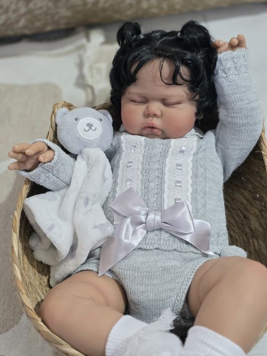 Bebe Reborn Menina cabelo Preto 60 cm  Kit Pickle com enxoval
