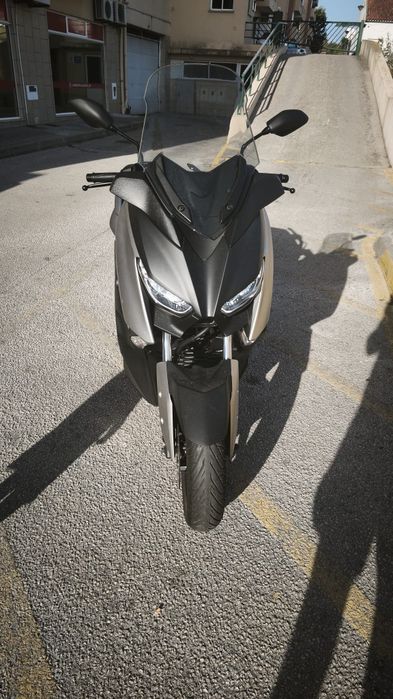 Mota Yamaha x-max 300 e capacete