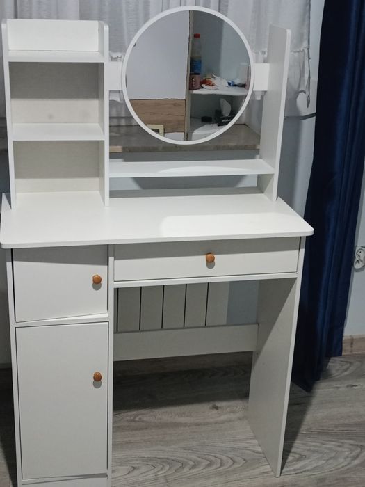 Biała toaletka z lustrem