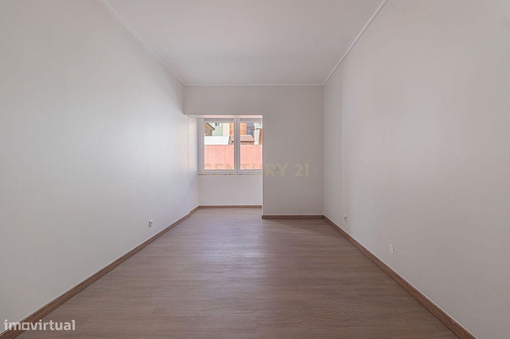 T2 Totalmente Remodelado | Luminosidade, Conforto e Terraço de 45 m²