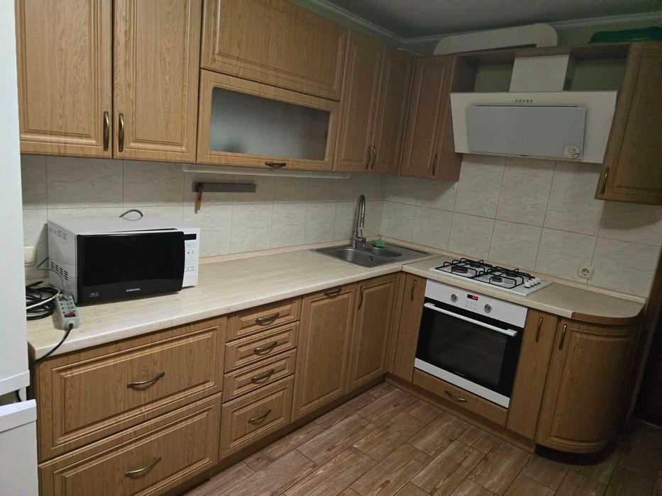 Здаю в крайовничомму місці  пів будинку Метро Славутич, Київ