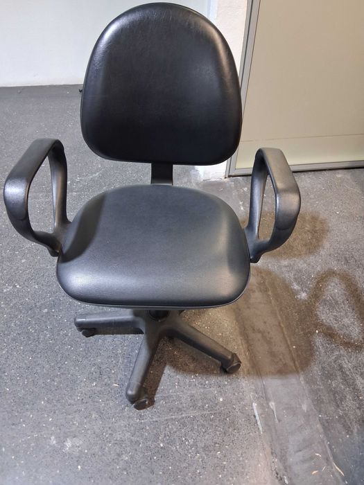 ID 65 - Vendo Cadeira escritório ergonómica com rodas com braços