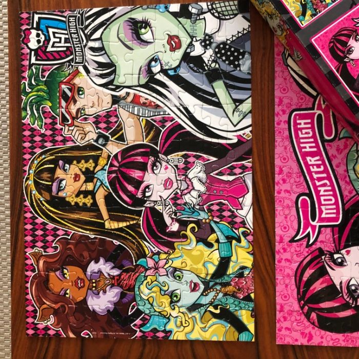 Caixa 2 Puzzles Monster High, da EDUCA, com 100 peças cada
