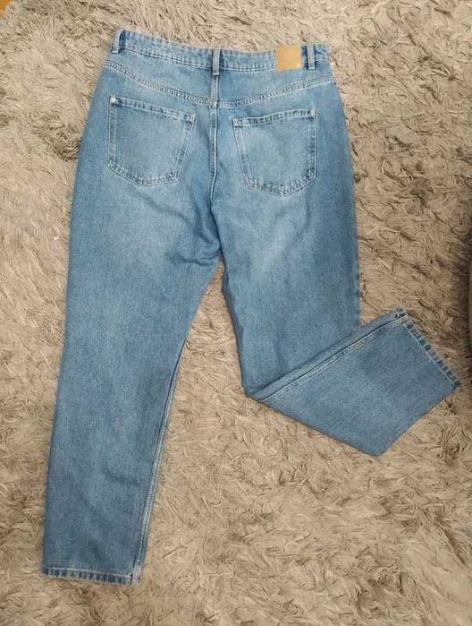 Jeansy z dziurami mom fit