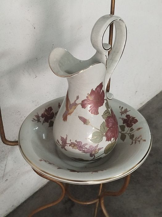 Lavatório antigo com bacia e jarro