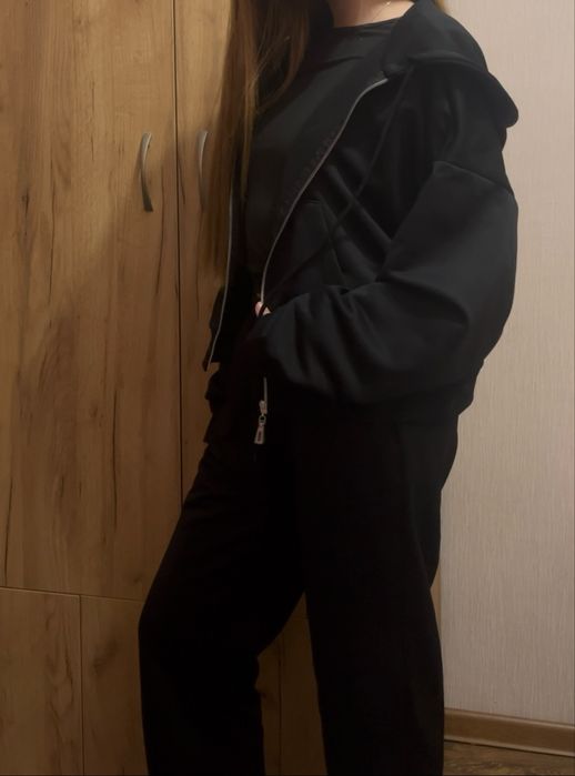 Чорний спортивний костюм.