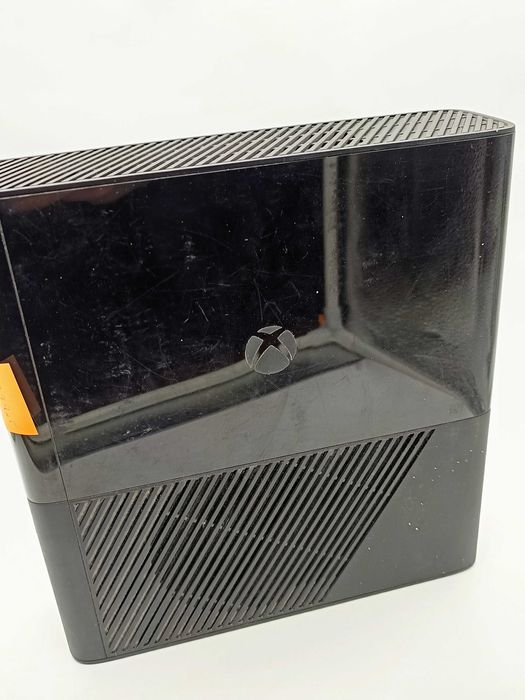 Konsola Microsoft Xbox 360 E 250 GB + pad + 2 gry + Kinect + zasilacz