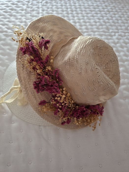 2 chapeus novos, branco e beje