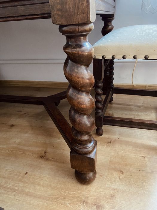 Drewniany stół z krzesłami przedwojenny