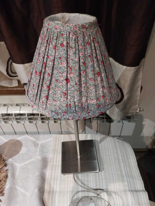 Lampa stojącą z kloszem