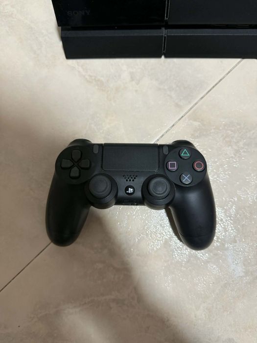 Ps4 com 1 comando original e 1 jogo