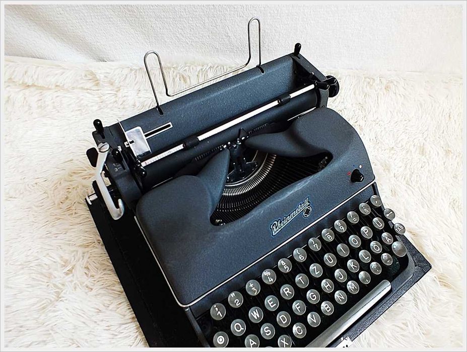 Stara maszyna do pisania Rheinmetal mała, zgrabna z lat 40-50-tych PRL