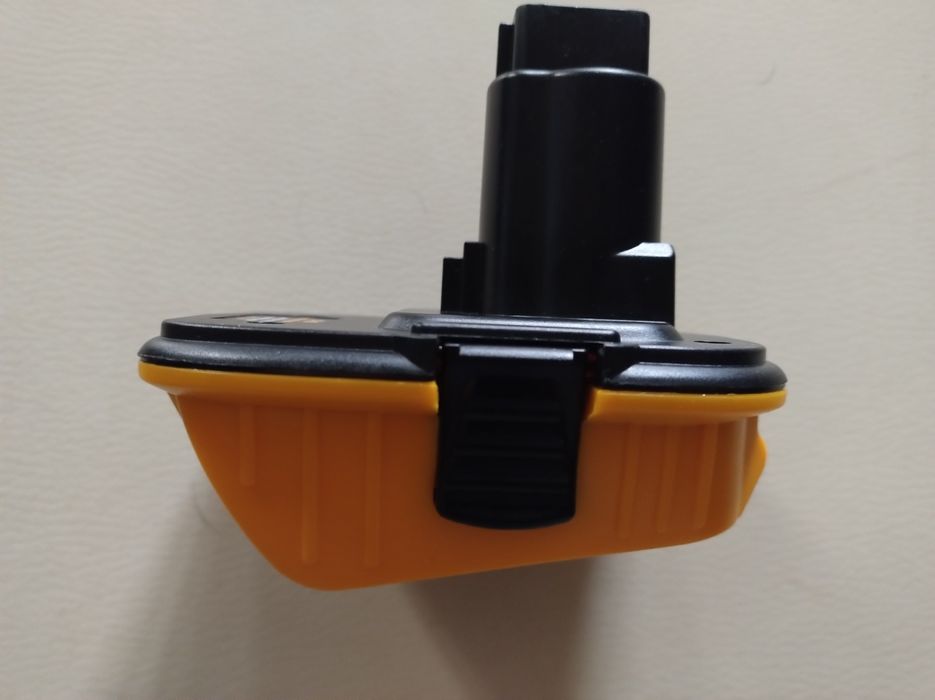 Adapter do akumulatorów narzędzi DeWalt 18V dca1820