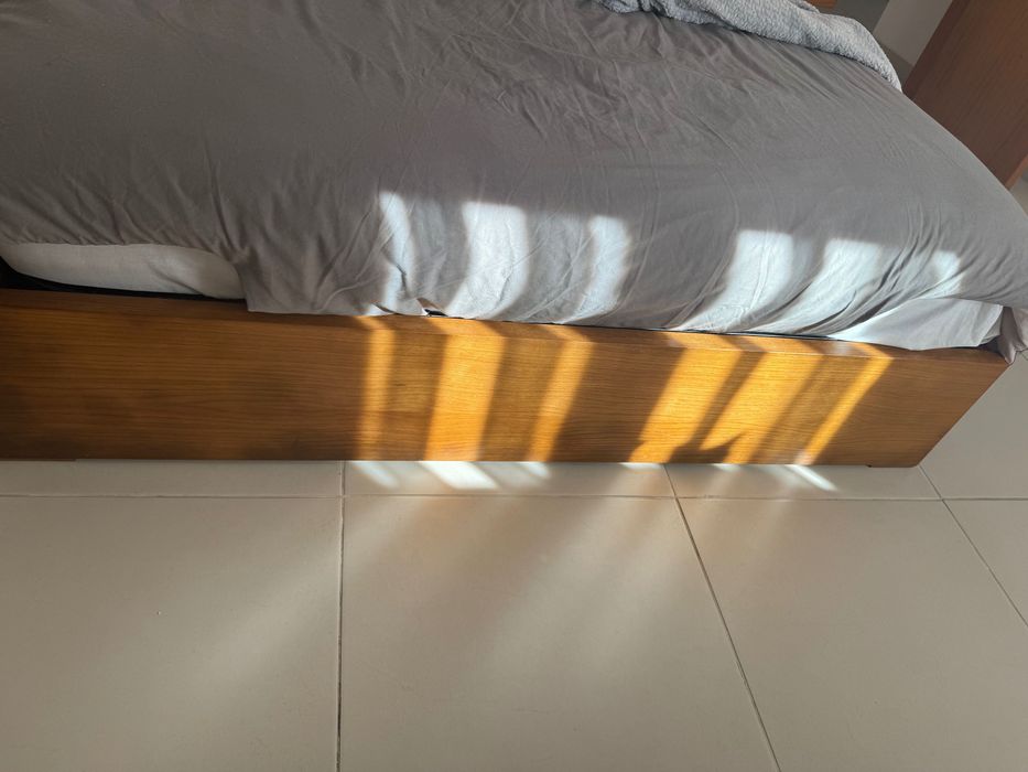 Cama com estrado elevatório + 2 mesinhas de cabeceira