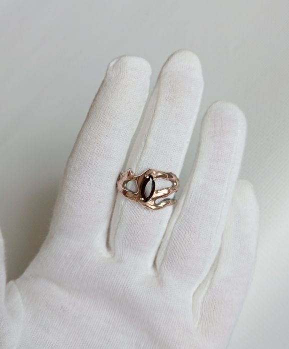 Срібна каблучка ручної роботи з гранатом з позолотою