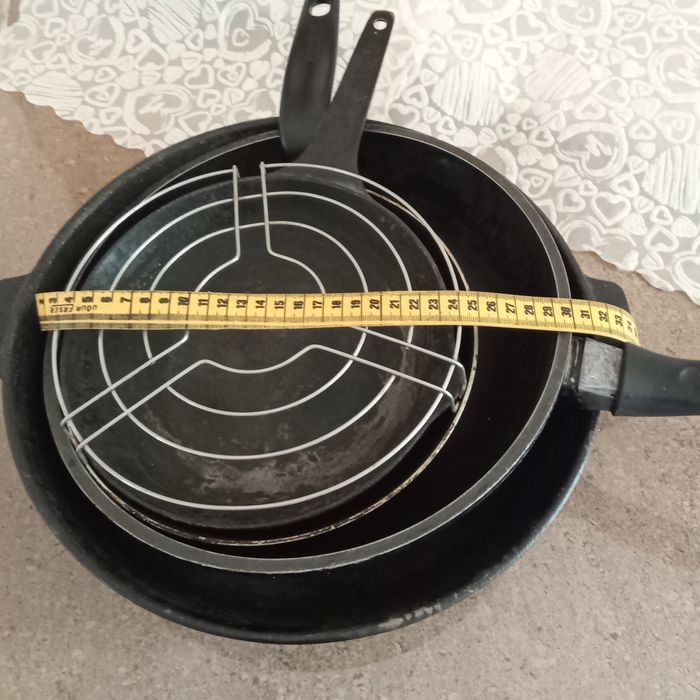 Сковорода большая из нержавейки и другие сковороды,чугун ,крышка.