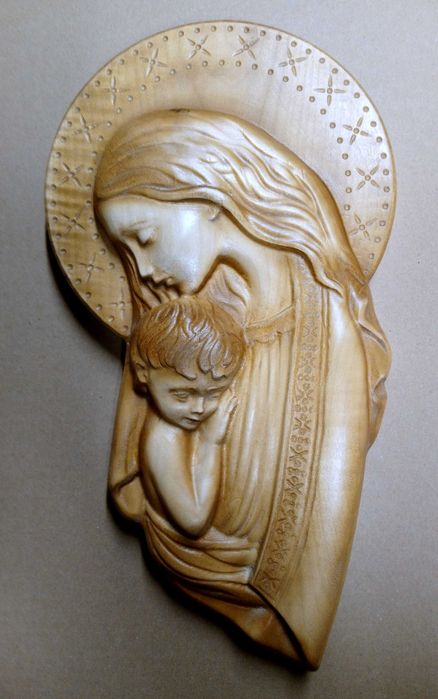 Madonna pochylona nad Jezuskiem - płaskorzeźba w drewnie jaworowym