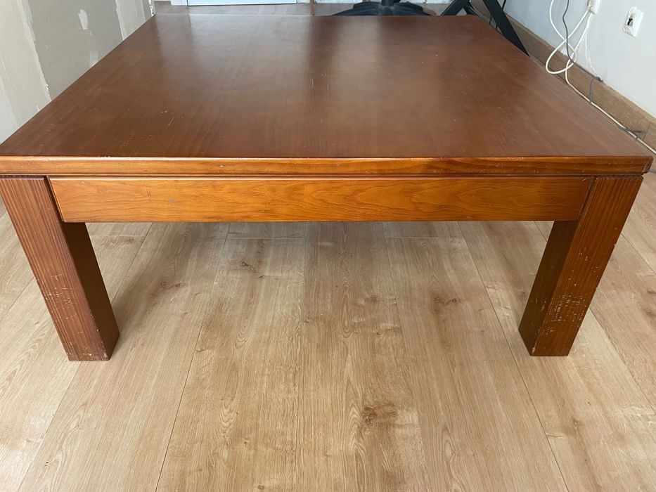Mesa de centro maciça.
