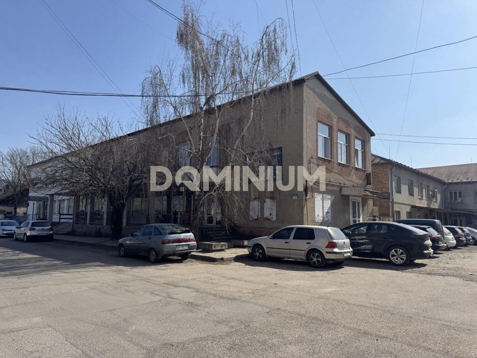Магазин + офіси + склад, 520 м², прохідне місце,м.Виноградів