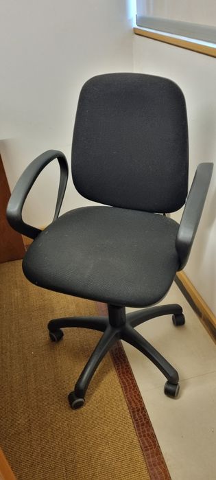 Cadeira de escritório ergonómica com braços, em muito bom estado.