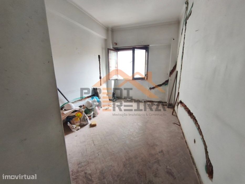 Situado em Benfica, apartamento T3 em processo de remodelação.