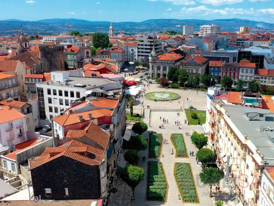 Apartamento T1 com varanda em prédio novo no centro histórico de Br...