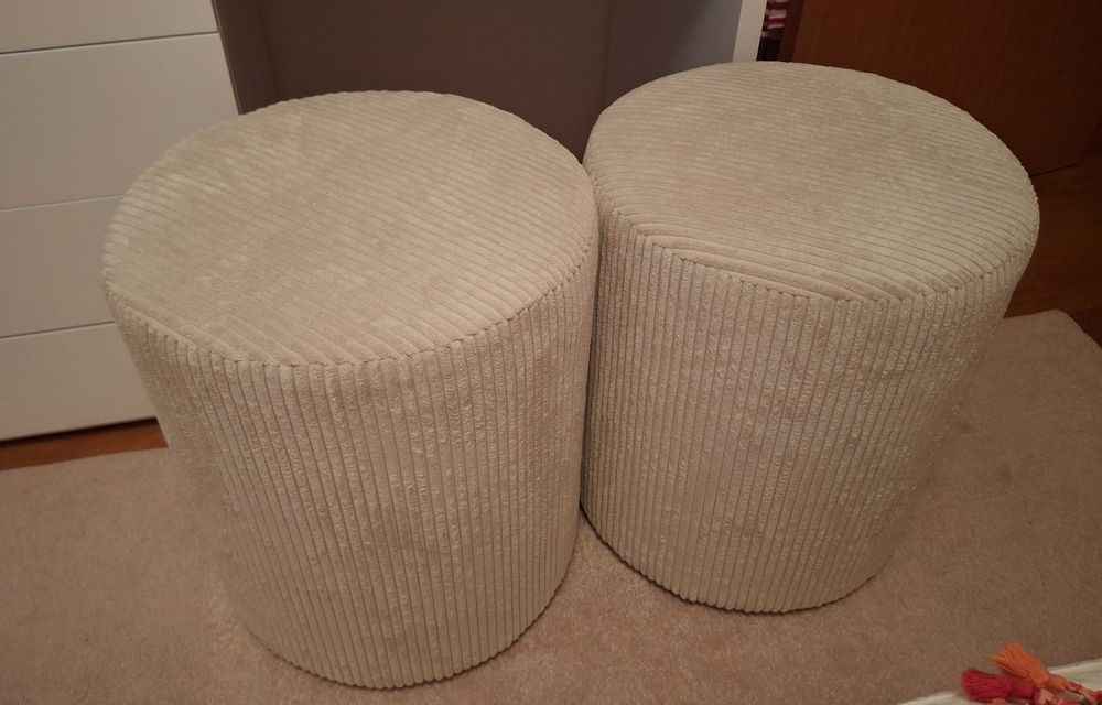 2x Puff em bombazine pérola 50x42 novos