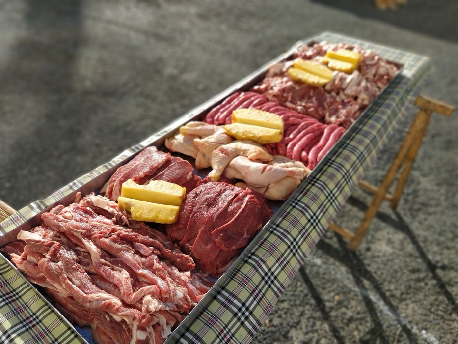 Porco no espeto, espetadas gigantes, grelhados e outras opções