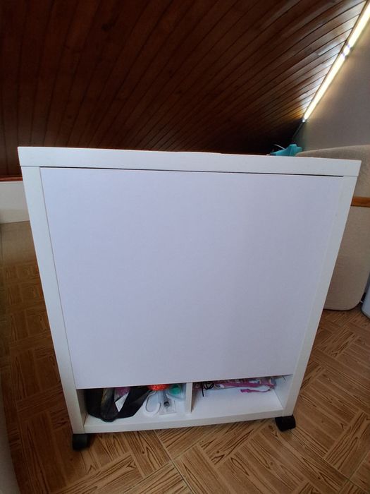 Movel branco com rodas
