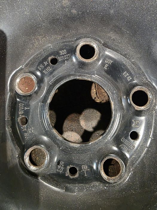 Opony zimowe 215/60 R-16 z oryginalnymi felgami stalowymi grupy vag