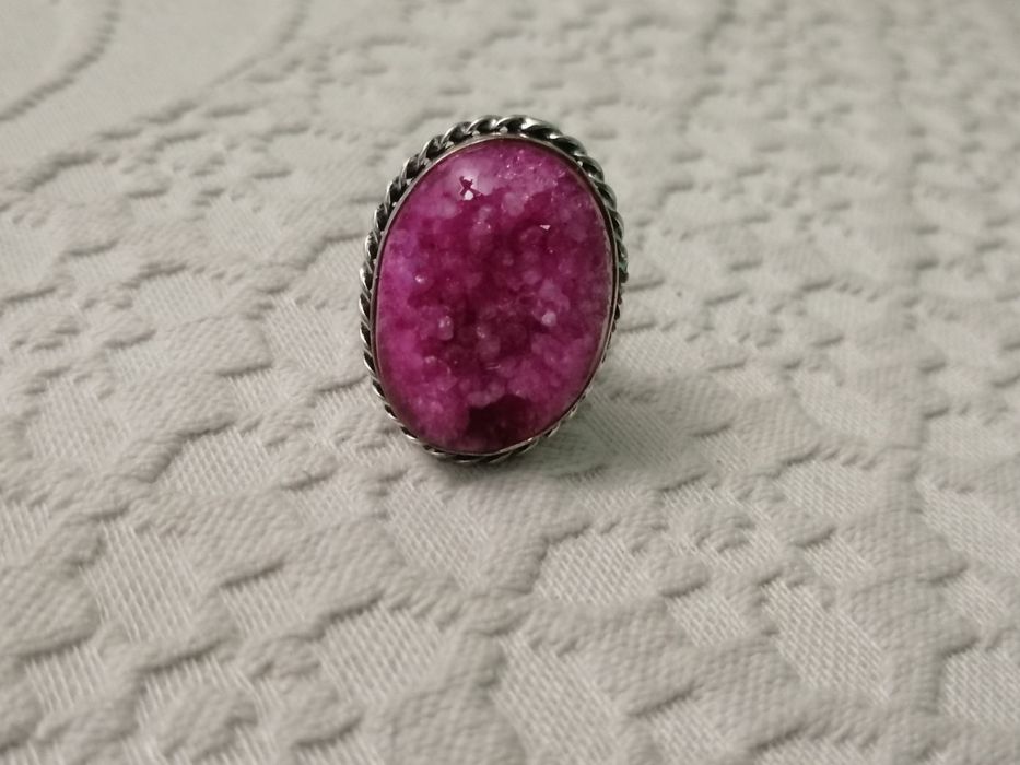 Srebro 925. Piękny pierścionek z naturalnym kamieniem (barwionym)