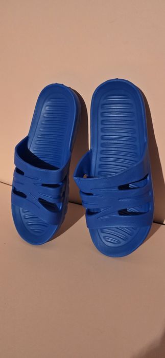 Klapki piankowe niebieskie rozmiar 40 / długość stopy 26 cm