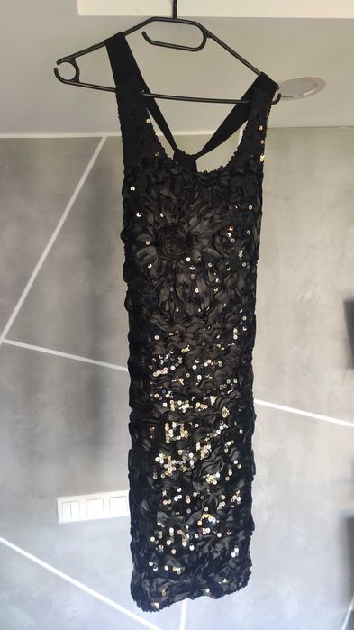Czarna cekinowa sukienka w stylu lat 2000