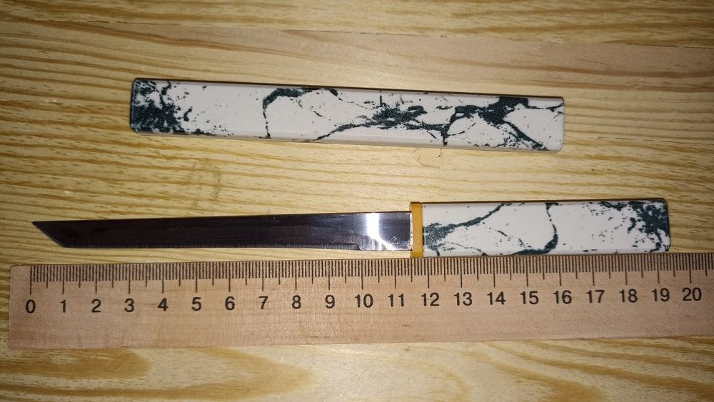 Два кухонних ножа