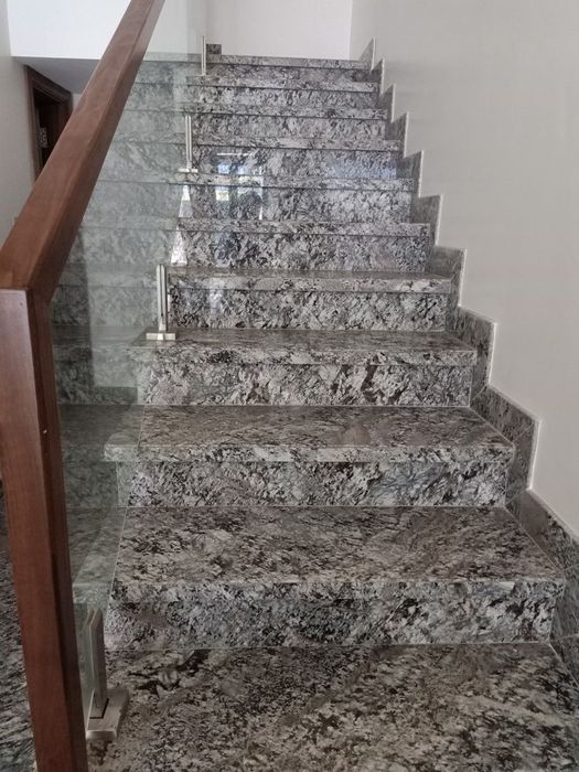 Сходи з граніту.