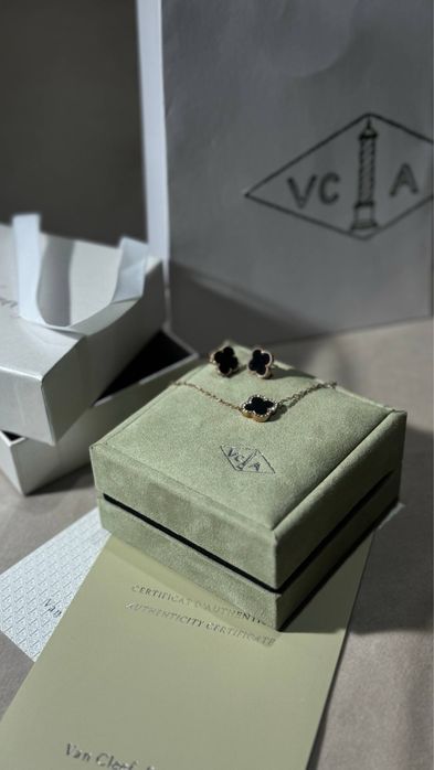 Елегантний комплект у стилі Van Cleef з чорним клевером