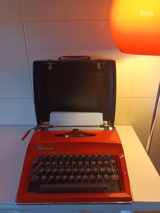 Maquina de escrever portátil Adler Contessa de Luxe de cor laranja
#ma
