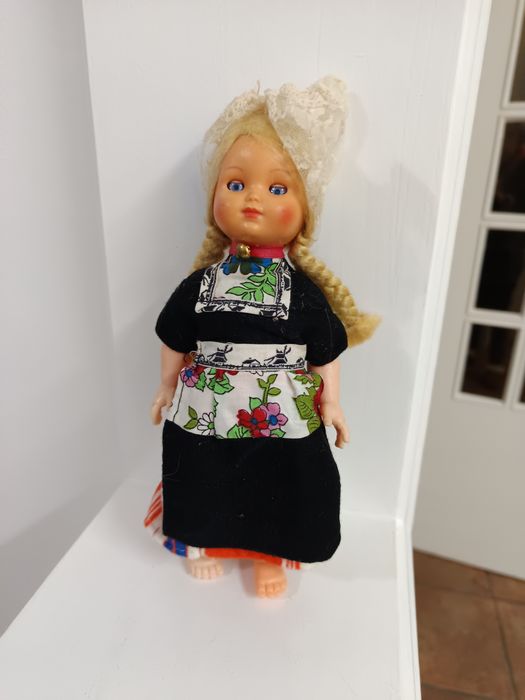 Boneca vintage. Traje típico.