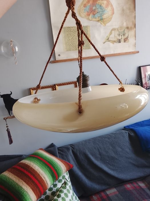 Candeeiro de tecto art Deco em vidro opalino pendurado por cordões de seda