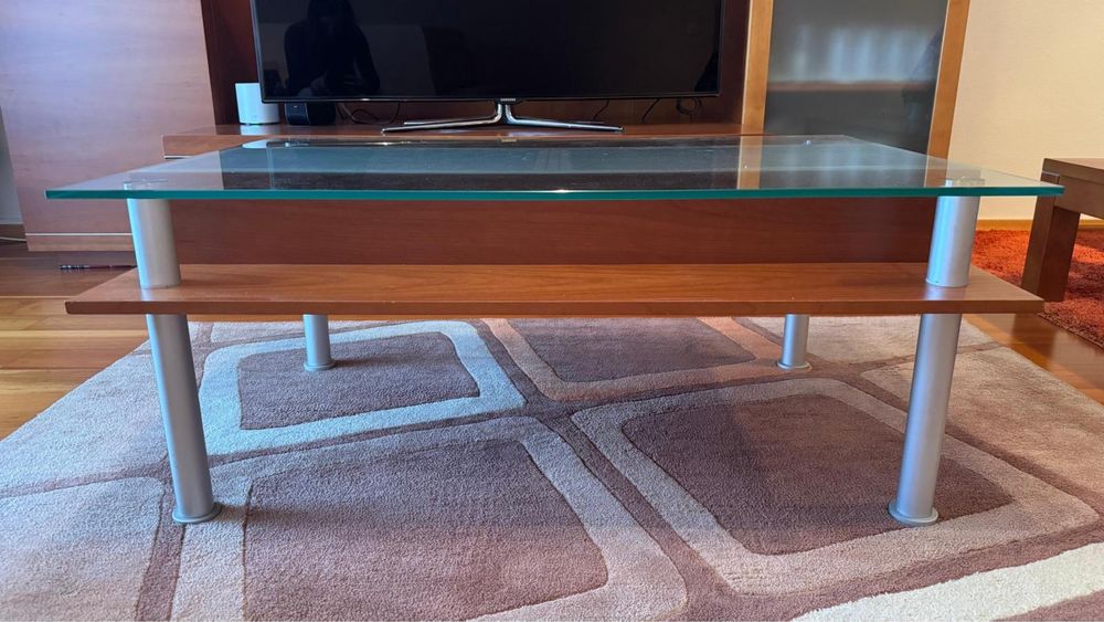 Mesa de sala e bancos