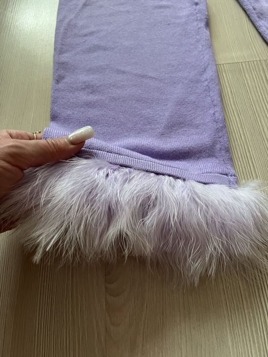 Лавандовий костюм з пірʼям с перями