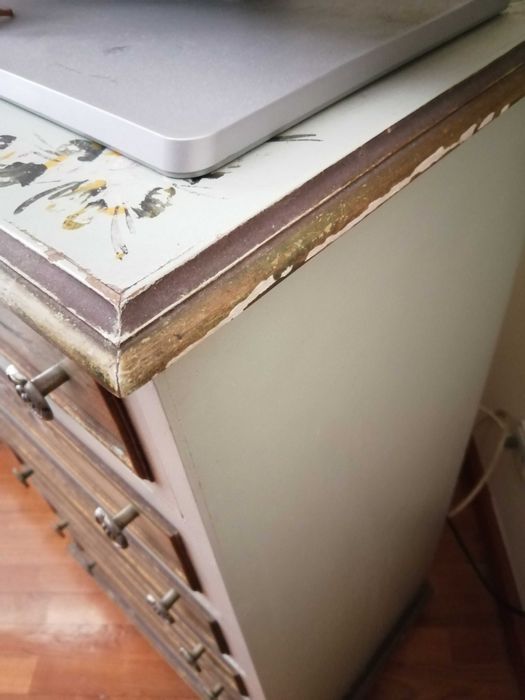 Móvel pintado à mão