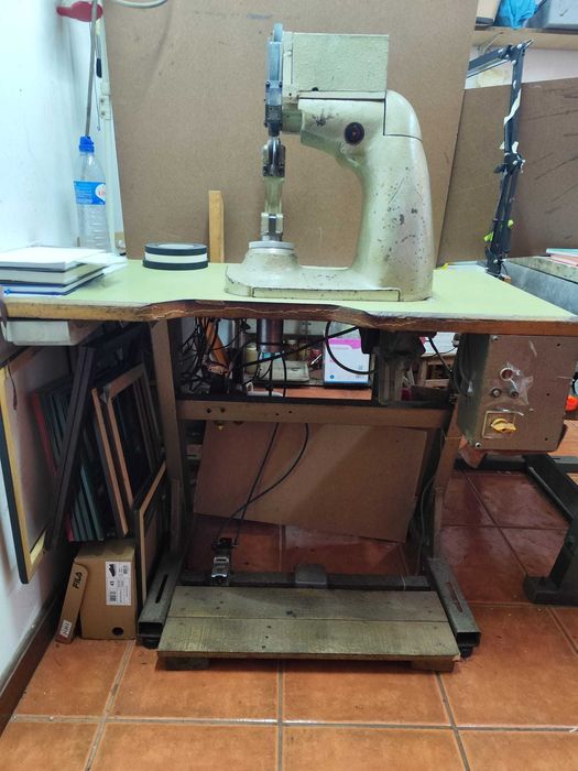 Maquina de Bater Costuras e Meter Fita Industrial Pneumatica